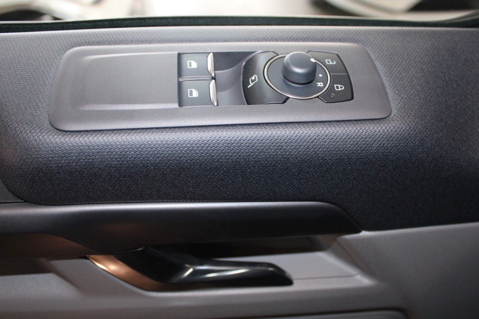 Fahrzeugabbildung Ford Tourneo Custom L1 8-Sitz Titanium Aut. LED STDHZ