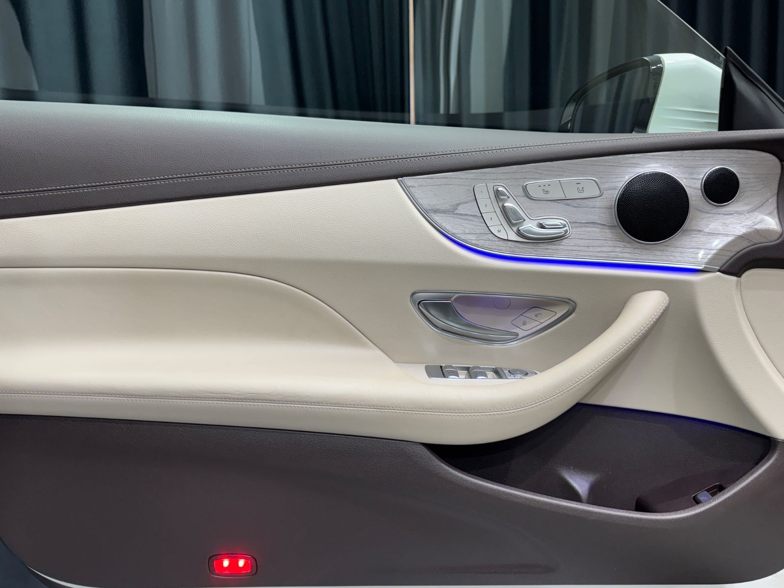 Fahrzeugabbildung Mercedes-Benz E 300 Coupe|AMG-LINE|WIDE-SCREEN|PANO|DESIGNO|