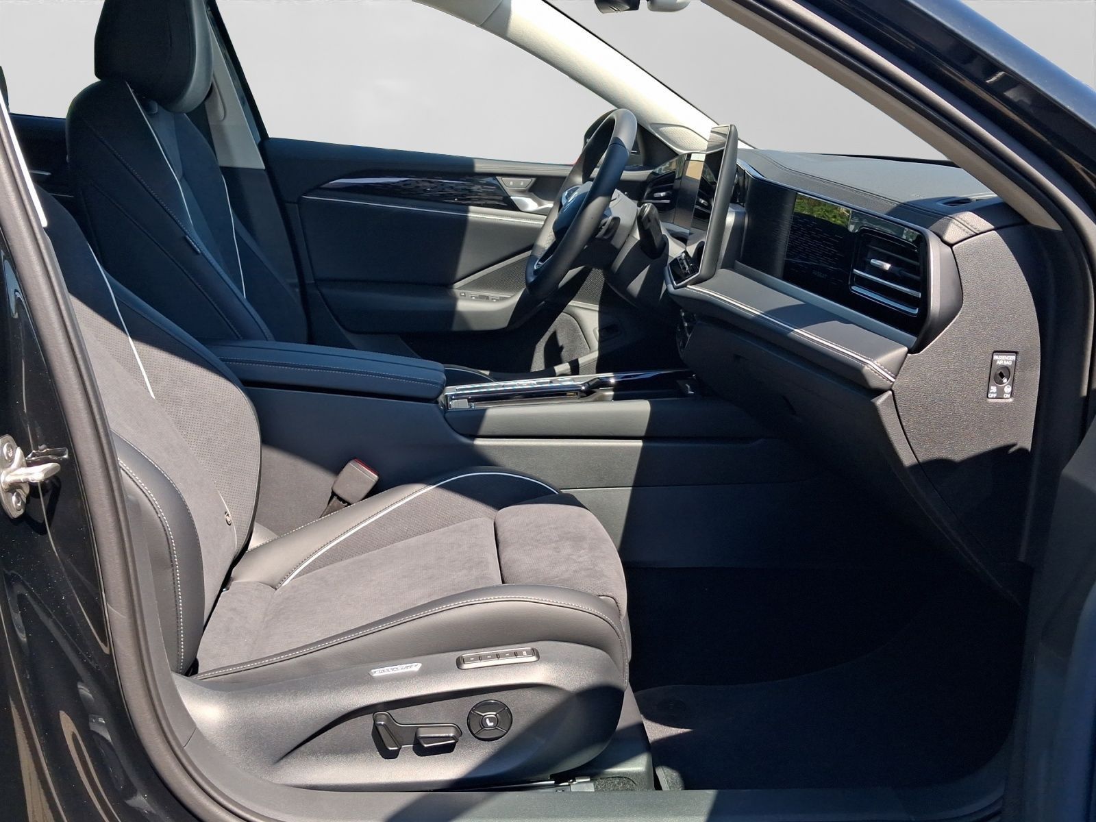 Volkswagen Passat Variant 1.5 eTSI DSG ACC AHK NAVI HuD SIT foto 4
