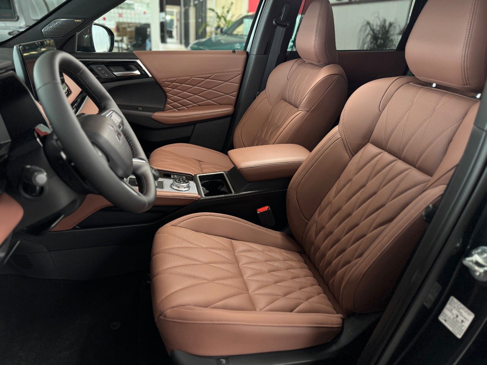 Fahrzeugabbildung Mitsubishi Outlander 2.4PLUG-IN HYBRID 4WD TOP Luxury-Paket