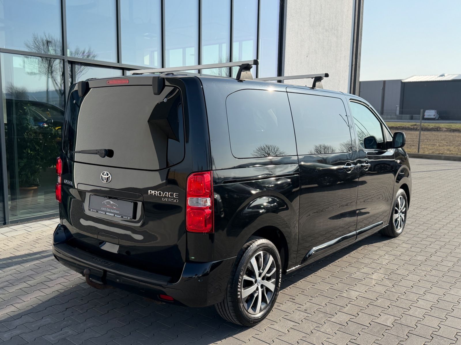 Proace Verso L1 Family 2.0 D-4D 8 Sitzer Navi