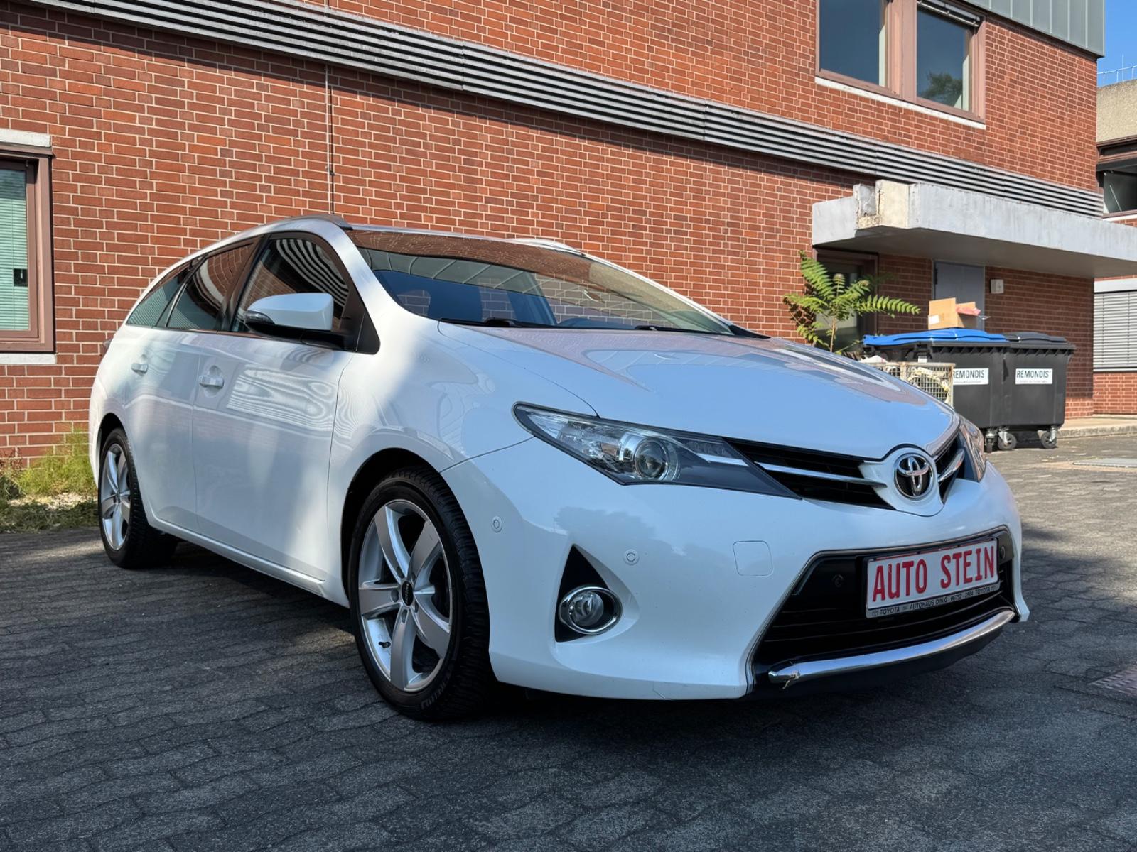 Toyota Auris 2015 — interior