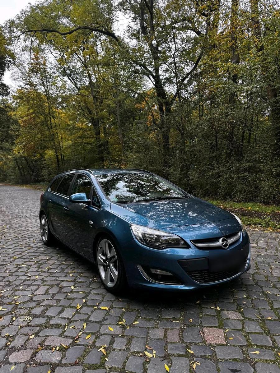 Opel Astra 2013 — interior
