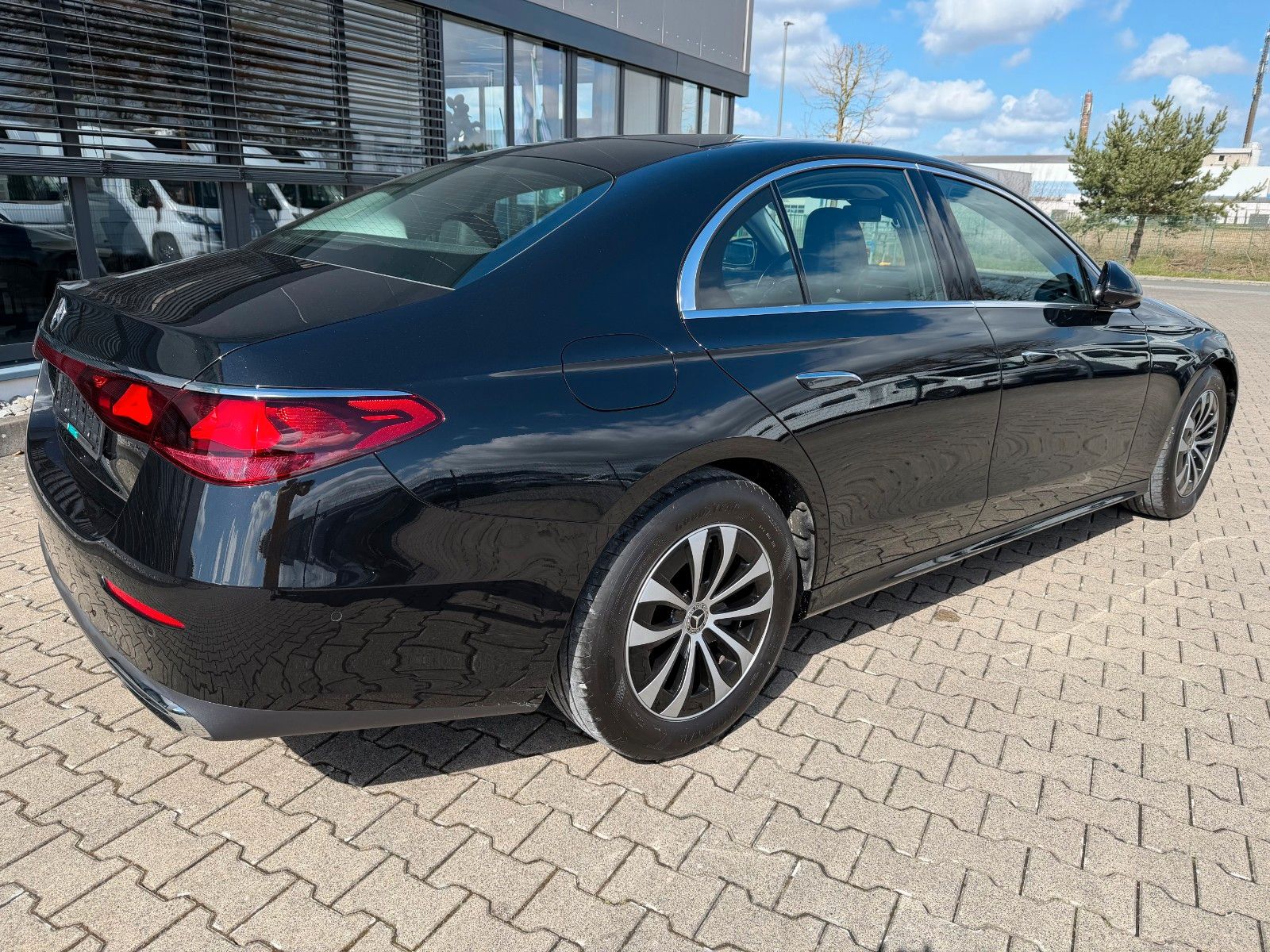 Fahrzeugabbildung Mercedes-Benz E 200 Limousine Avantgarde Advanced Plus