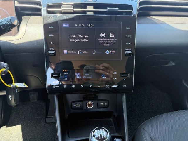 Fahrzeugabbildung Hyundai Tucson Select 2WD +KLIMA+PDC+NAVI+SHZ+RFK+UVM+