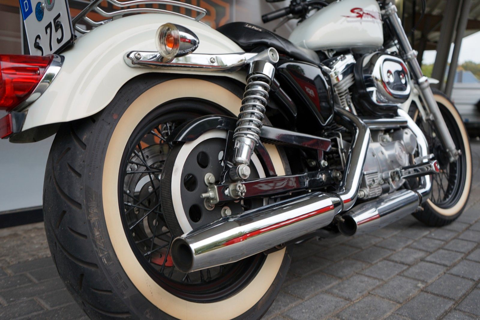 Fahrzeugabbildung Harley-Davidson Sportster XLH 883 Hugger-Weiß-Wenig KM-Neuwertig