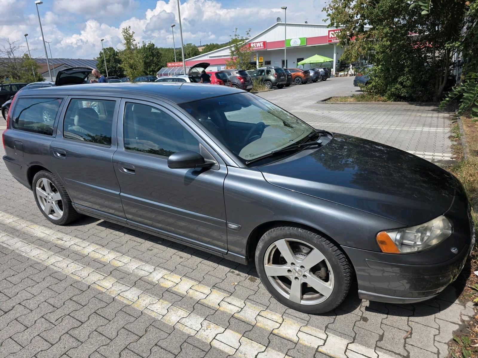 Volvo V70 2006 — rear view