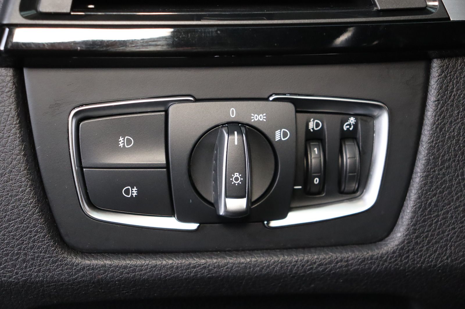 Fahrzeugabbildung BMW 320 i * AHK * Navi * SD