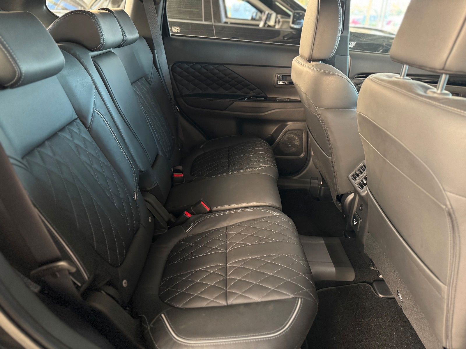 Fahrzeugabbildung Mitsubishi PHEV Outlander 4WD TOP LUXURY AHK 1.HAND