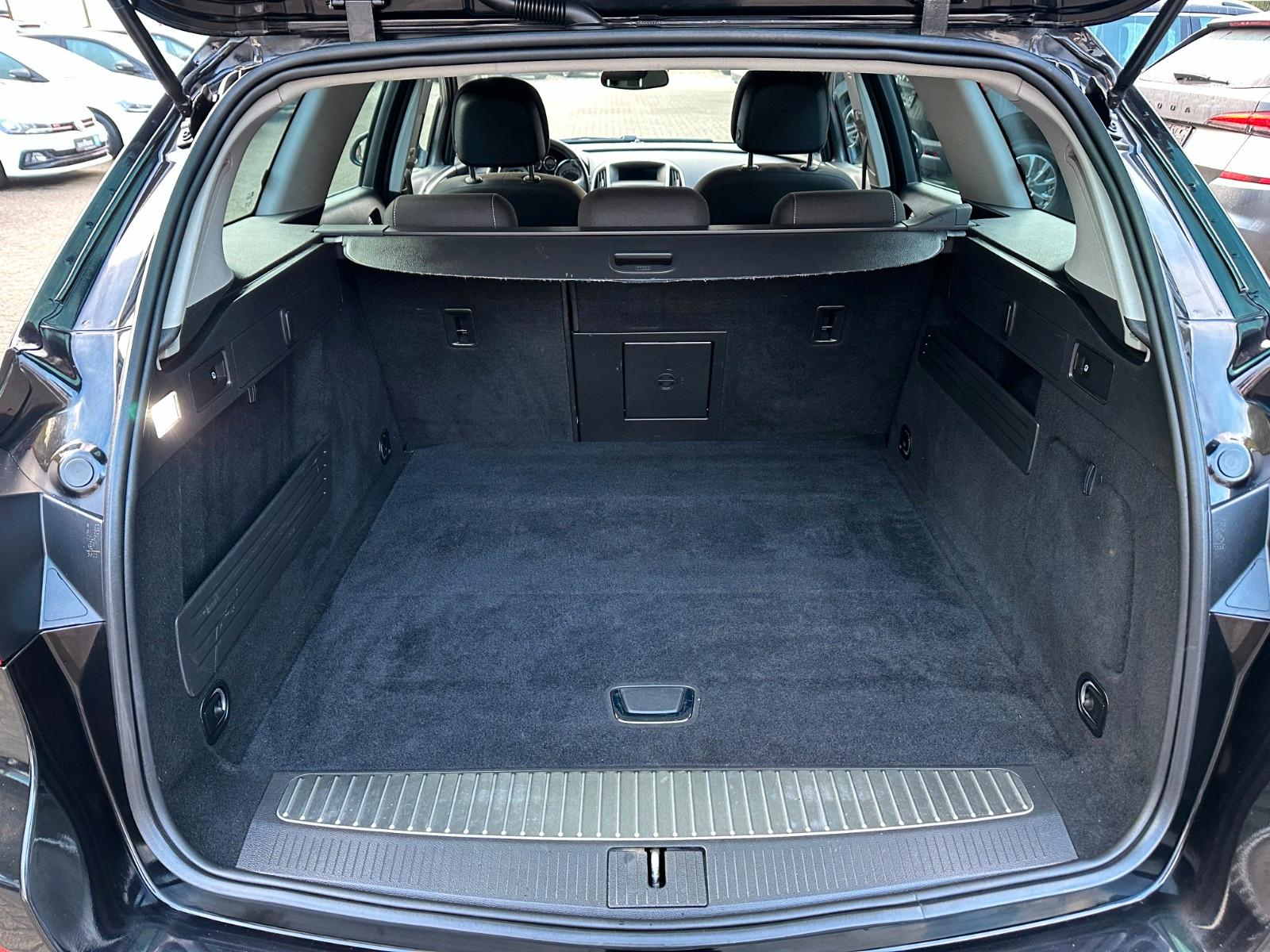 Opel Astra 2011 — photo 15