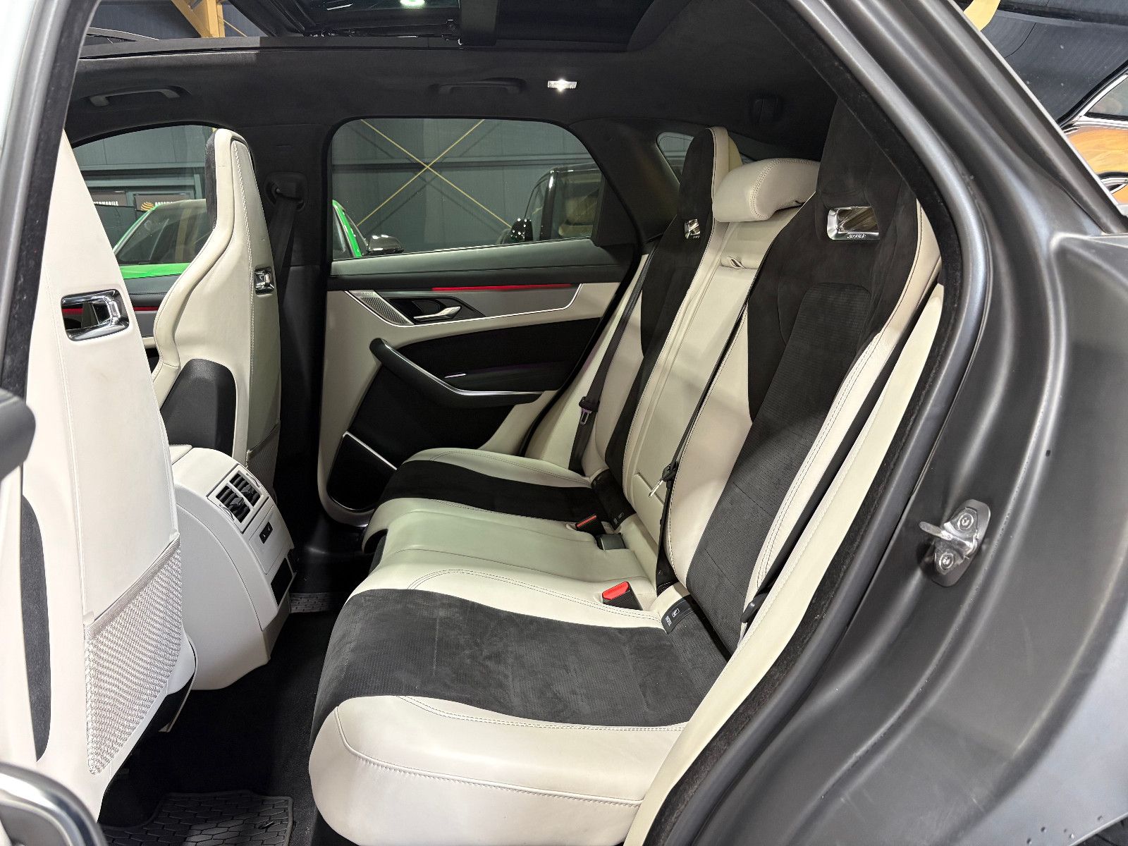 Fahrzeugabbildung Jaguar F-PACE SVR AWD/PANO/360°/APPLE/ACC/AMBIENTE/SHZ