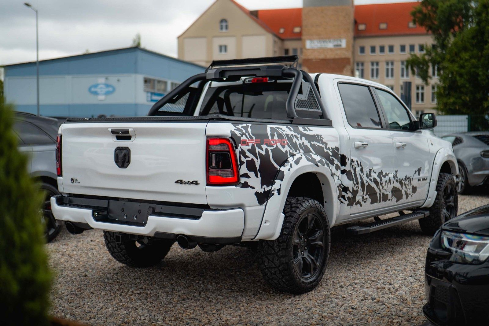 Fahrzeugabbildung Dodge RAM 5.7 V8 HEMI 4x4 OFFROAD Night-Paket *LED*