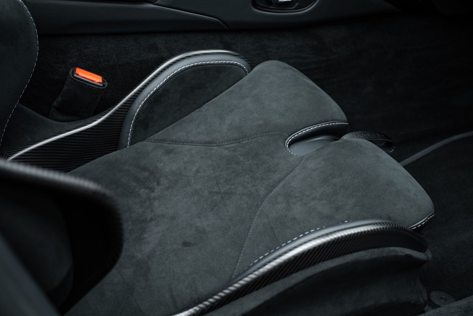 Fahrzeugabbildung Aston Martin V12 Vantage Roadster TOP GEPFLEGT/CARBON SEAT