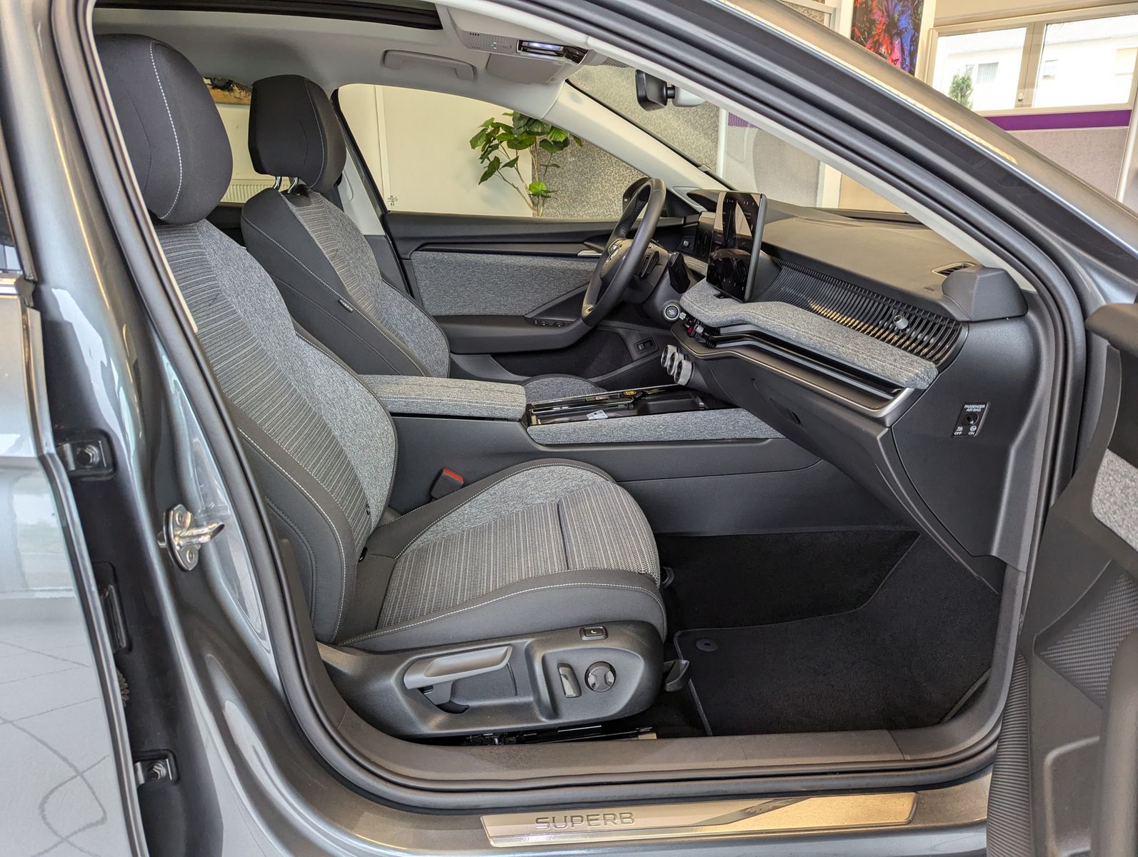 Fahrzeugabbildung SKODA Superb 2.0TDI DSG 4x4 Pano Matrix ACC AHK 5J Gar
