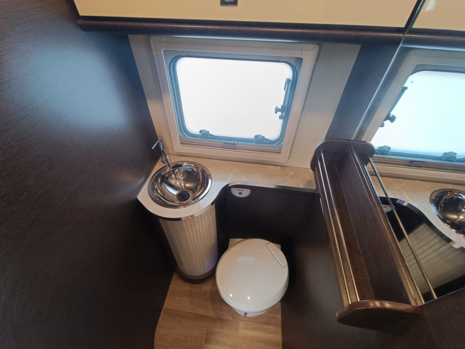 Fahrzeugabbildung Ahorn Alaska TQ *Luftfahrwerk*SAT*AHZV*Solar