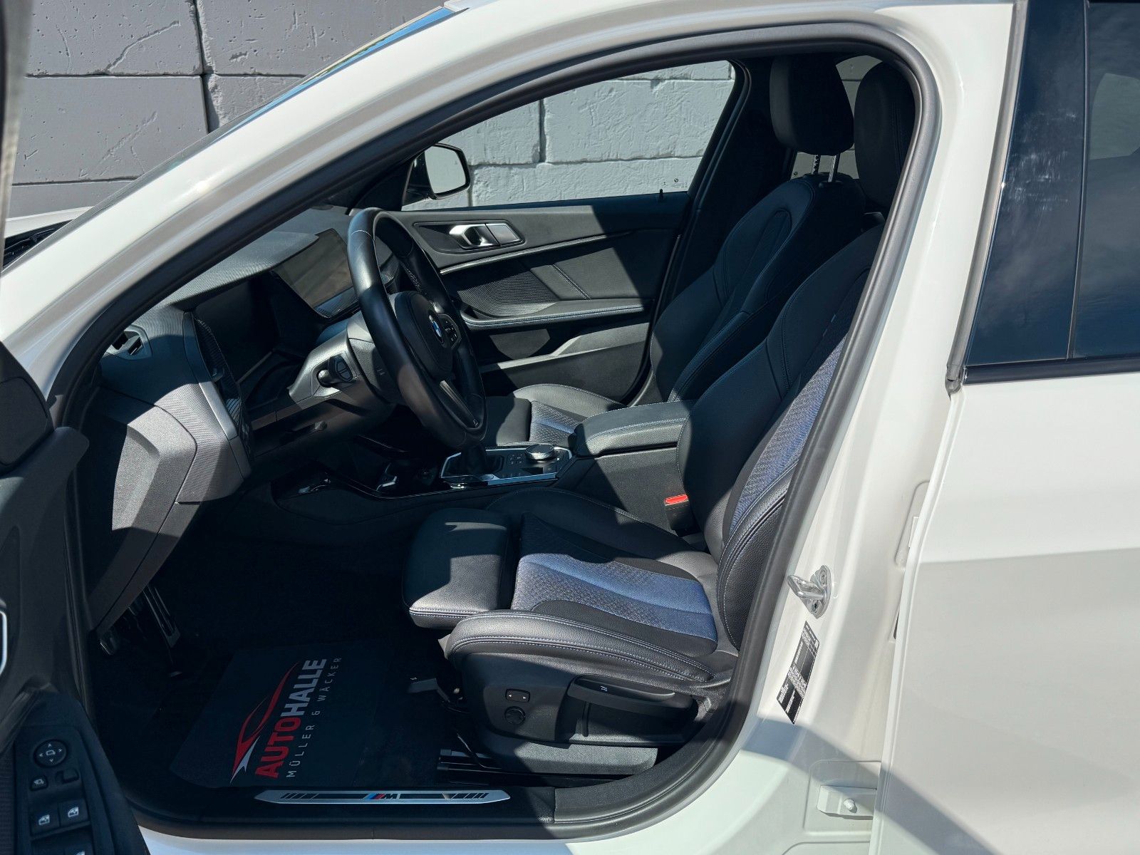 Fahrzeugabbildung BMW 118i F40 M Sport LED PDC Temp HiFi Navi LCProf.