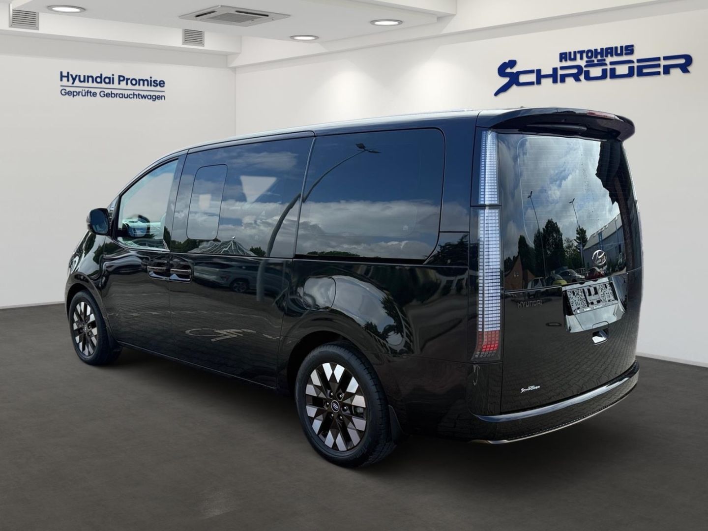 Fahrzeugabbildung Hyundai STARIA Signature 2.2 CRDi 7-Sitzer BOSE+AHK+360°