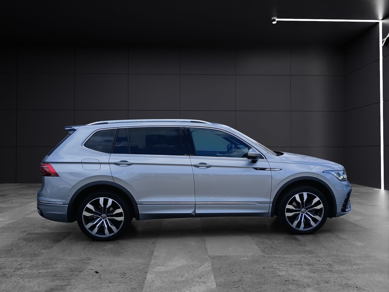 Fahrzeugabbildung Volkswagen Tiguan Allspace TSI R-Line DSG 4M IQ.Light Navi