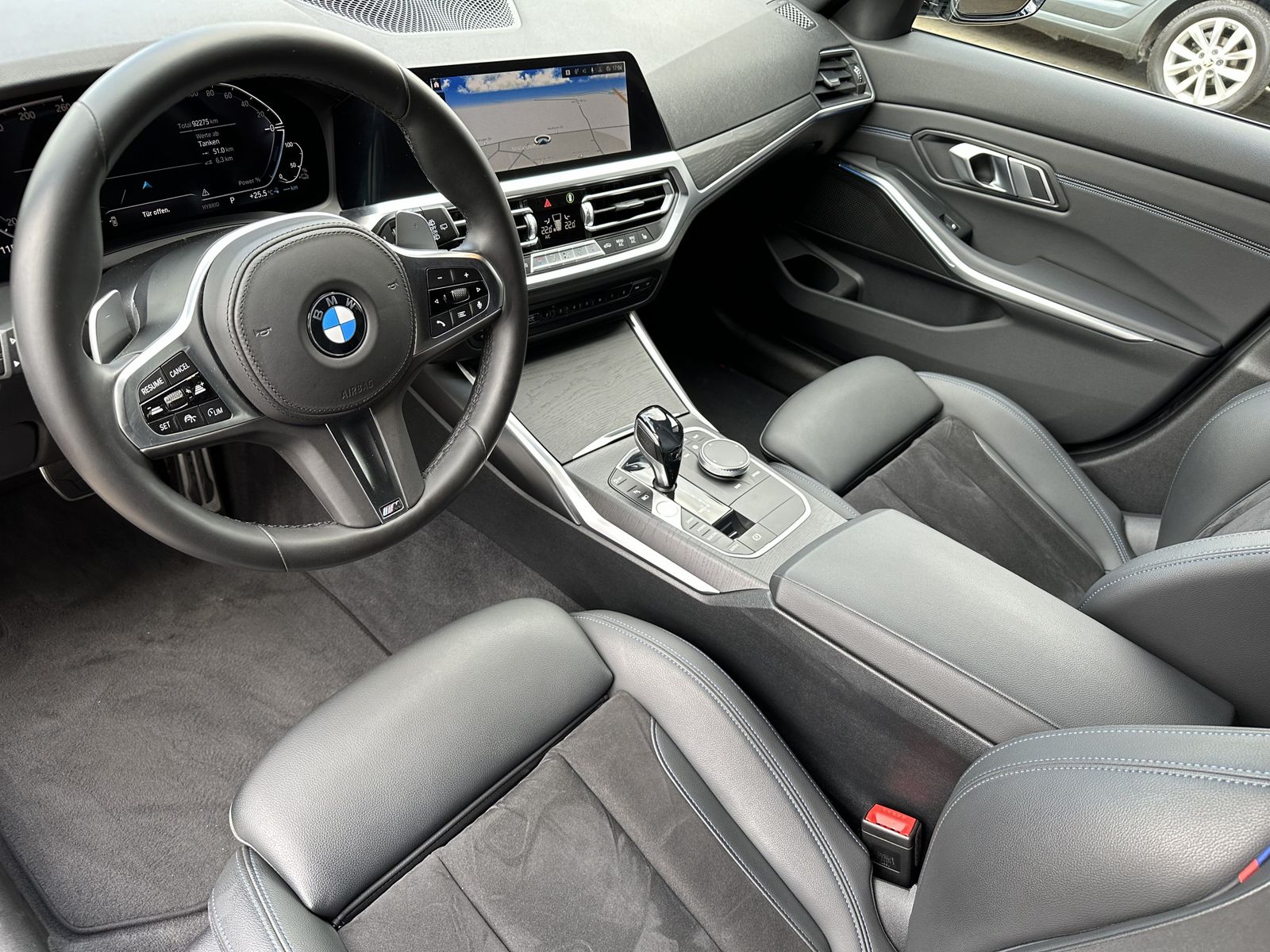Fahrzeugabbildung BMW 330e Touring M-Sport NAV+LED+ACC+LIVE-COCKPIT+PP