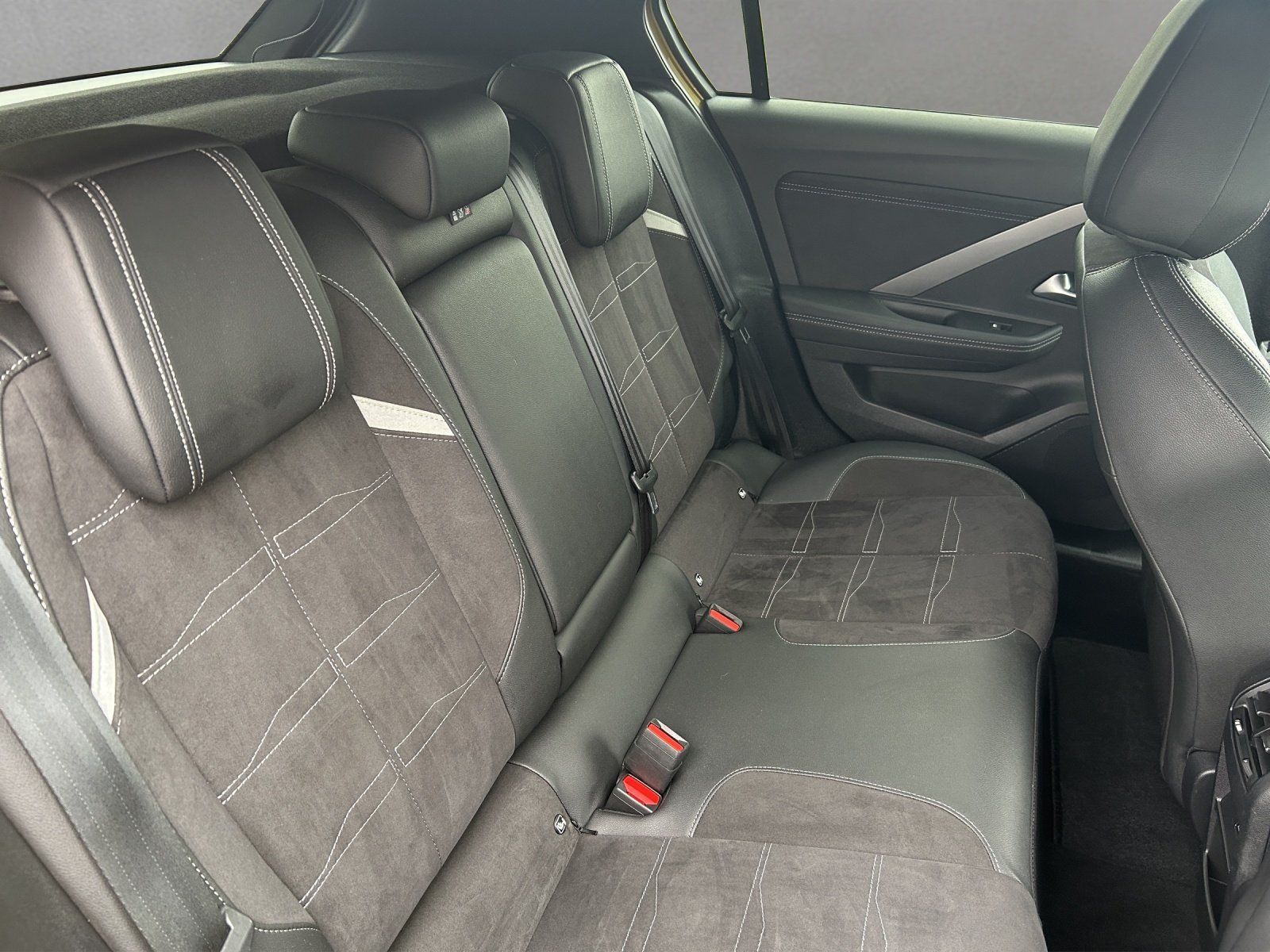 Fahrzeugabbildung Opel Astra 1.2 Turbo Ultimate/NAVI/360°Kanera/SHZ/LHZ