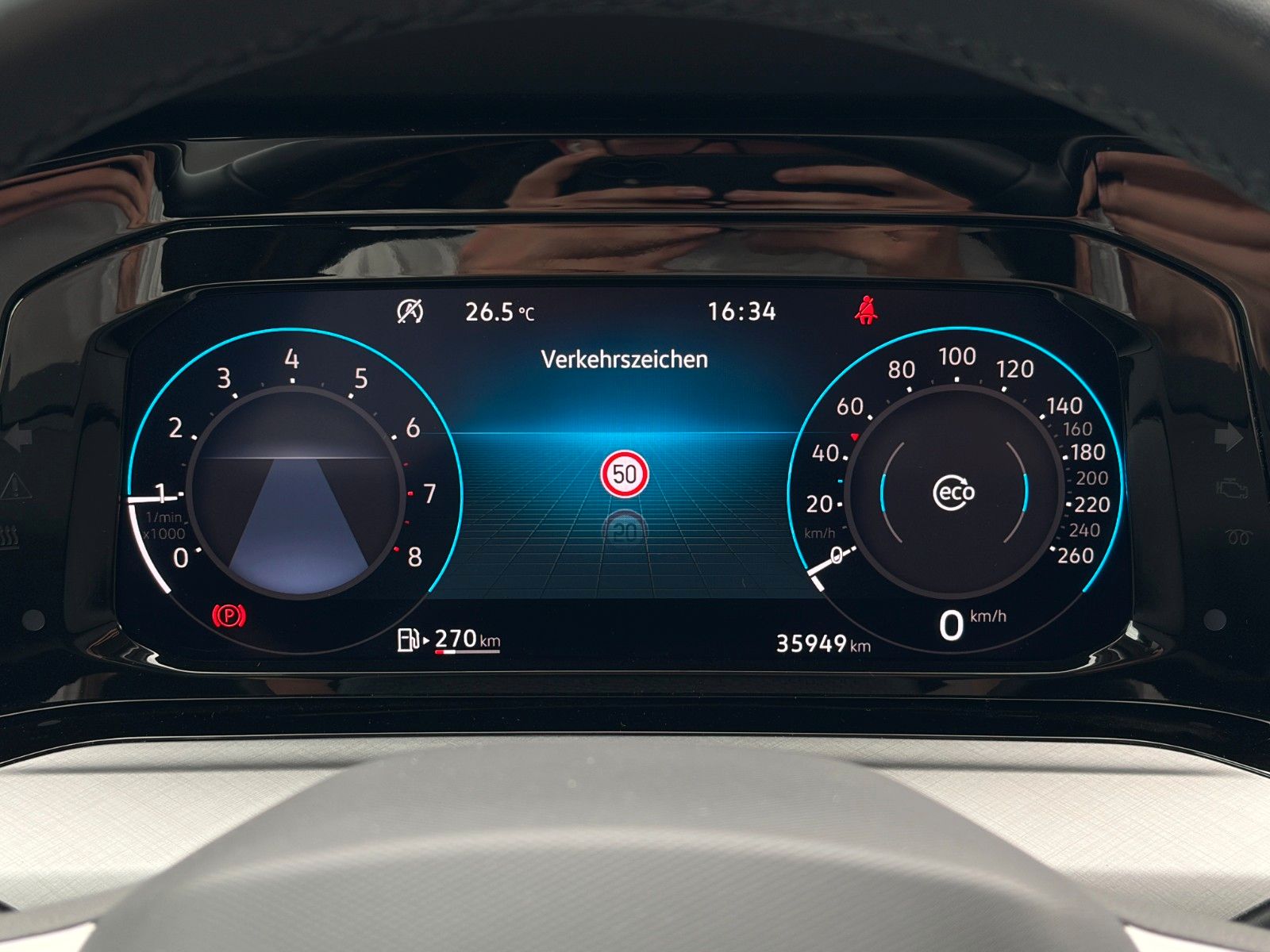 Fahrzeugabbildung Volkswagen Golf VIII Life 1.5 TSI ACC PDC NAV LHZ 3Z-KLIMA