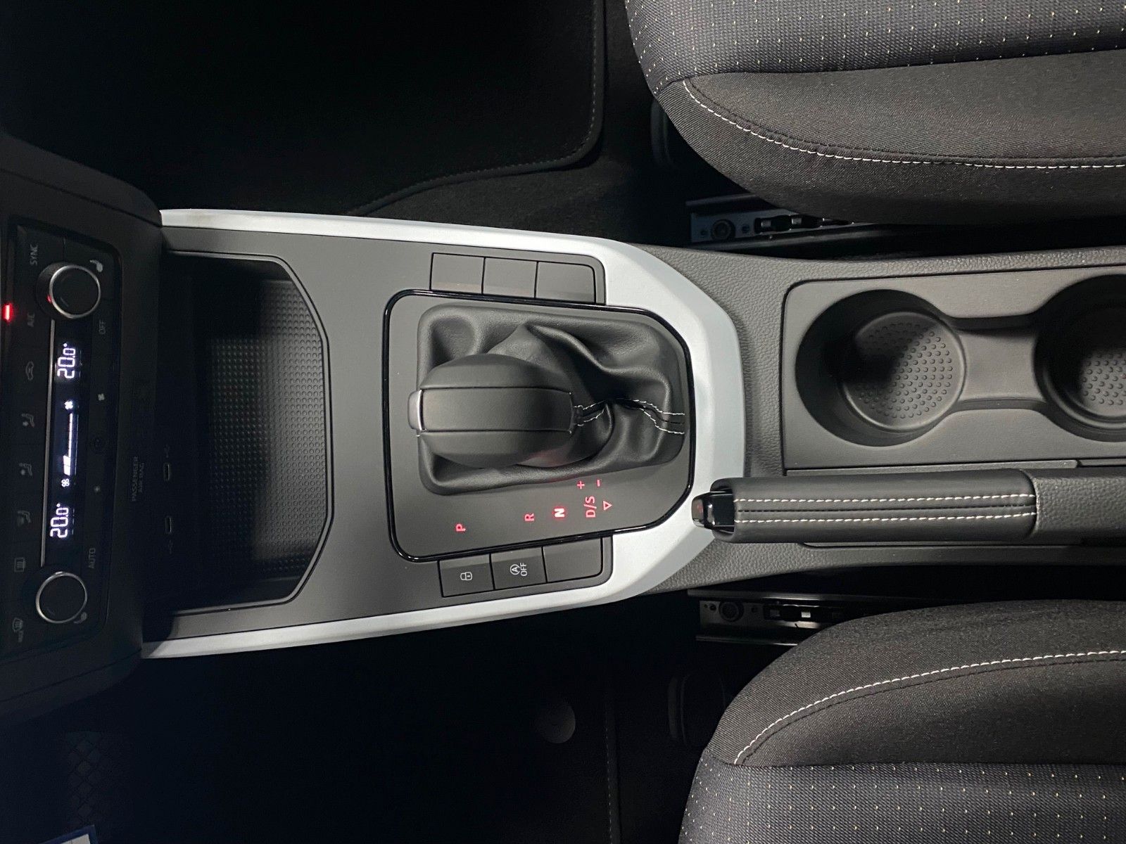 Fahrzeugabbildung SEAT Arona 1.0 TSI DSG STYLE+5 JAHRE GARANTIE+AHK+LED