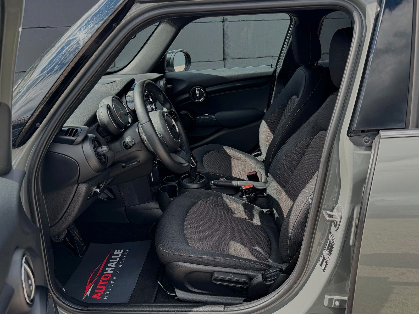 Fahrzeugabbildung MINI Cooper Auto. Essential Trim Kamera Temp. BLT