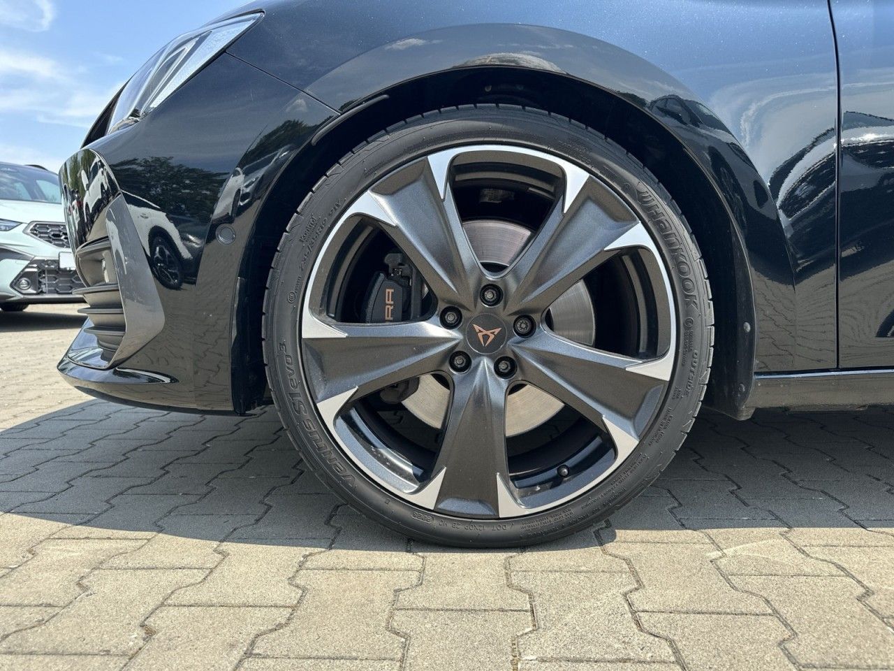 Fahrzeugabbildung CUPRA Leon 2.0TSI 245PS DSG-Navi-MatrixLED-Kamera* - mit KI generiert/bearbeitet