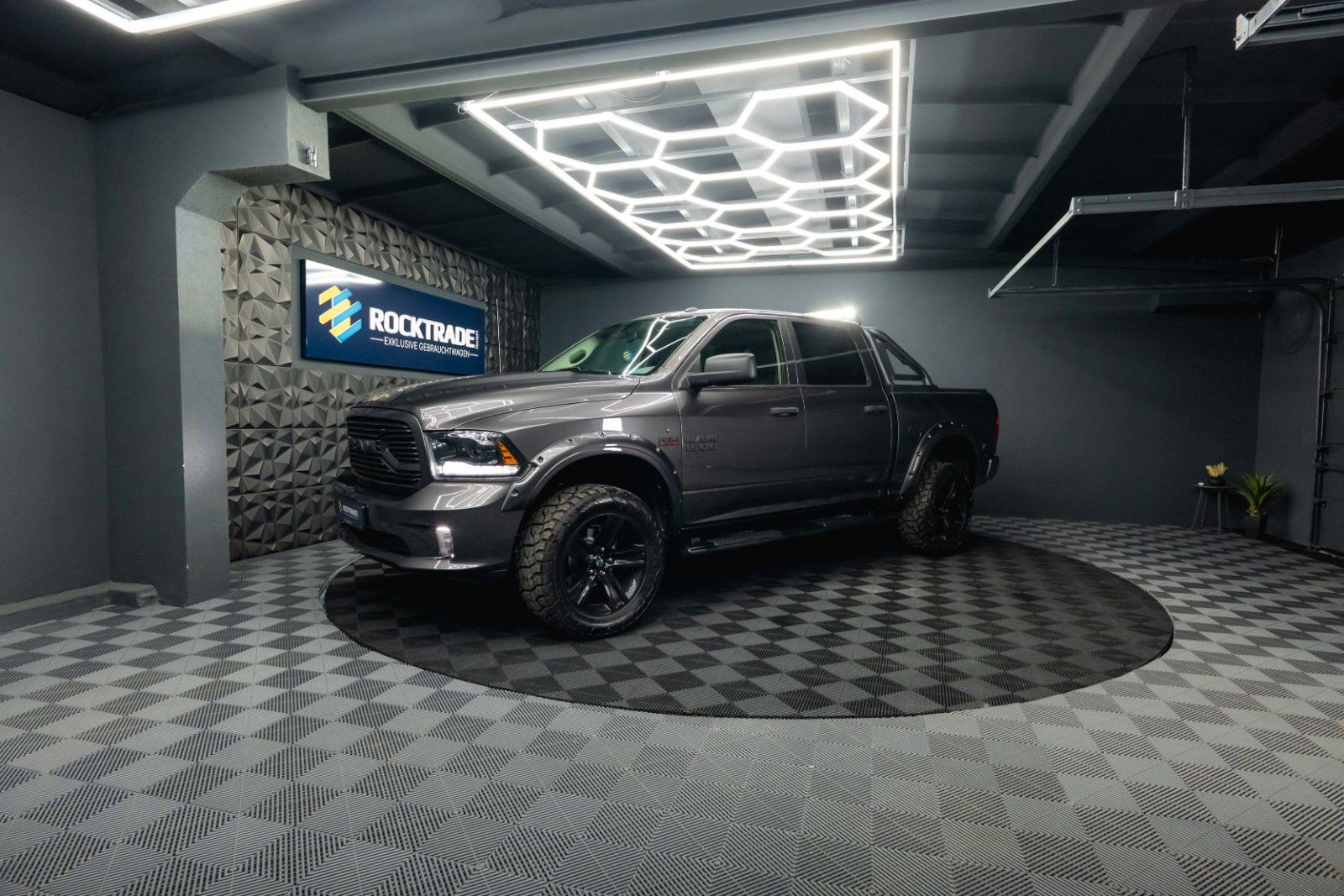 Fahrzeugabbildung Dodge RAM 5.7 V8 HEMI 4x4 OFFROAD Night-Paket *LED*19%