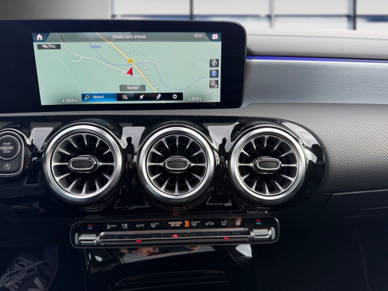 Fahrzeugabbildung Mercedes-Benz CLA 180 SB AHK+MULTIB+STNDHZ+PANO+AMBIENTE+KAMER