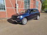 Mercedes-Benz ML 350 BlueTEC 4MATIC - - blaue Mercedes-Benz ML-Klasse