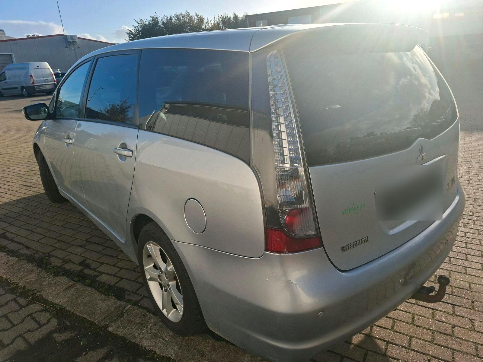 Mitsubishi Grandis 2009 — photo 10