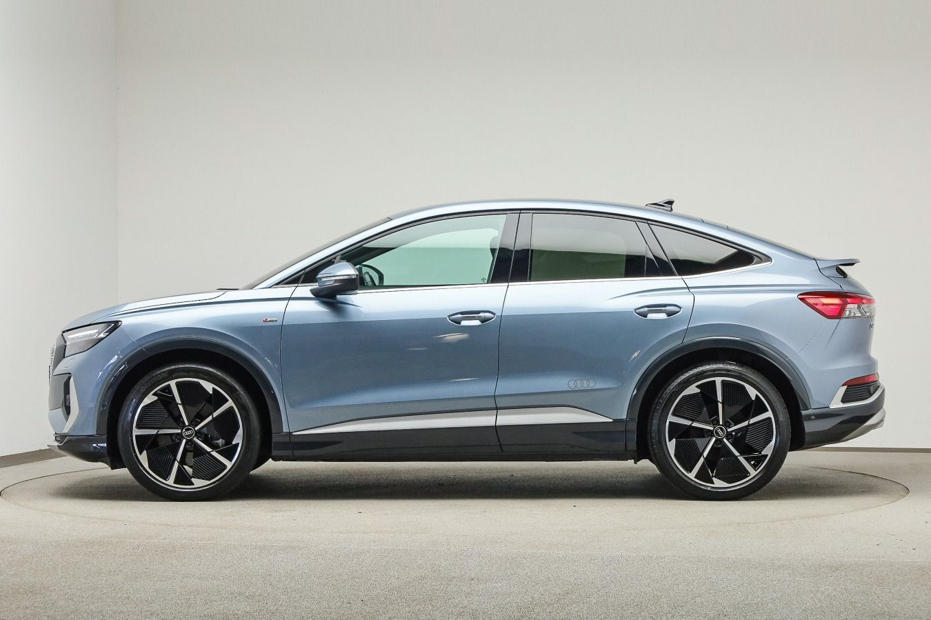 Audi Q4 Sportback 50 e-tron S line edition one, Assis imagem 3