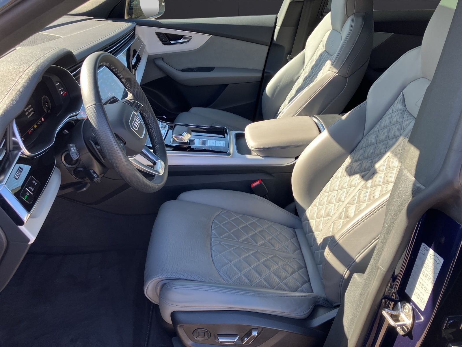 Fahrzeugabbildung Audi Q8 55 TFSI e quattro HD MATRIX AHZV PANO Luft AH