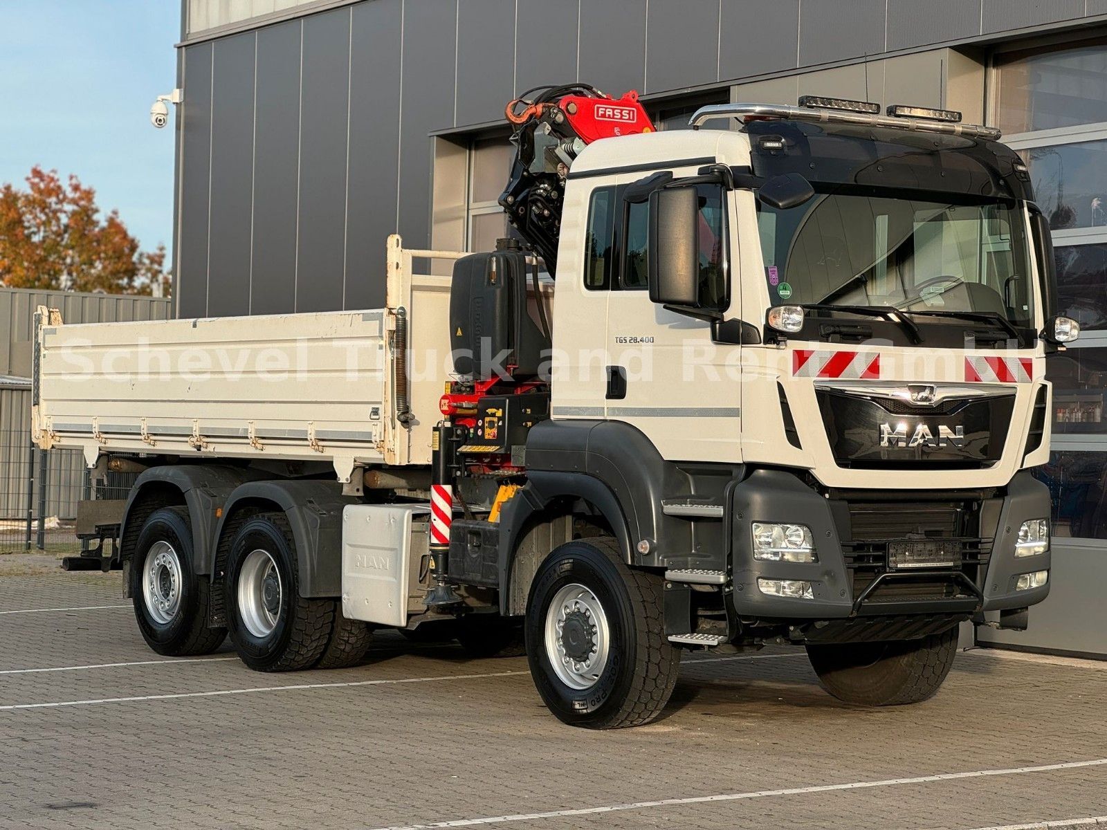 Fahrzeugabbildung MAN TGS 28.400 6x4-4 Dreiseitenkipper FASSI F195