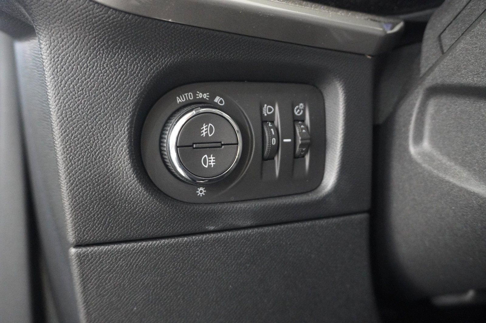 Fahrzeugabbildung Opel Mokka ELEGANCE 1.2T NAVI/LED/KAMERA/SPORT/SH/DAB