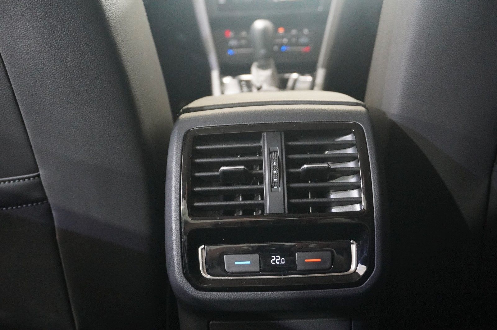 Fahrzeugabbildung Volkswagen Passat VARI. 2.0D R-LINE 4M NAVI/LED/KAMERA/AHK