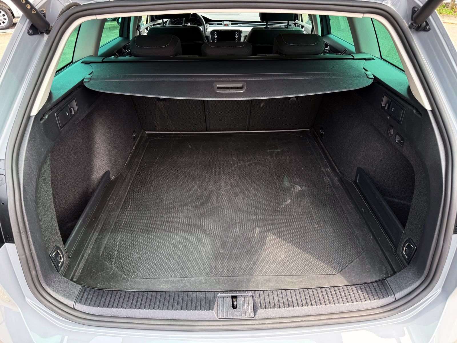 Fahrzeugabbildung Volkswagen Passat Variant 2.0TSI DSG Business ACC 360° H&K