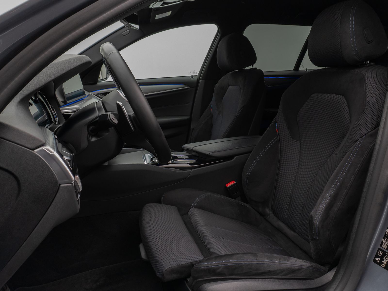 Fahrzeugabbildung BMW 530d xD M Sport Kamera HUD HiFi SoftCl Komfort