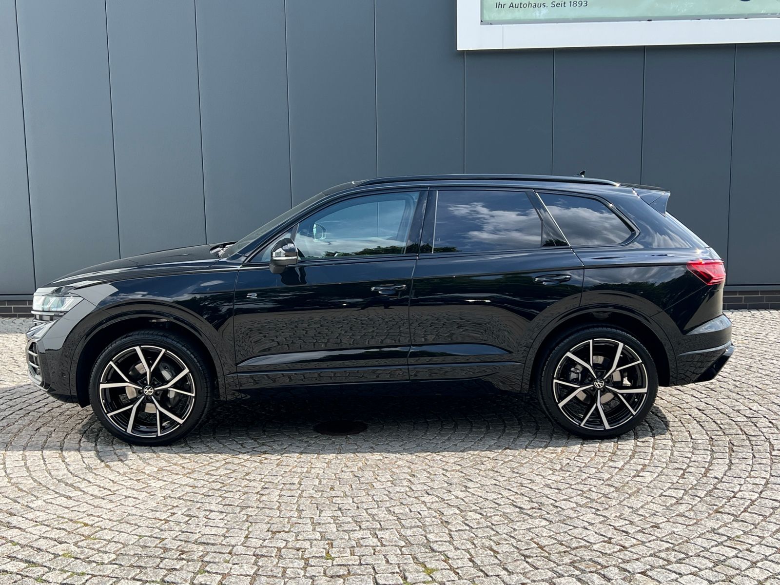 Fahrzeugabbildung Volkswagen Touareg  R-Line 3.0 TDI V6 DSG 4MOTION *Leder, A