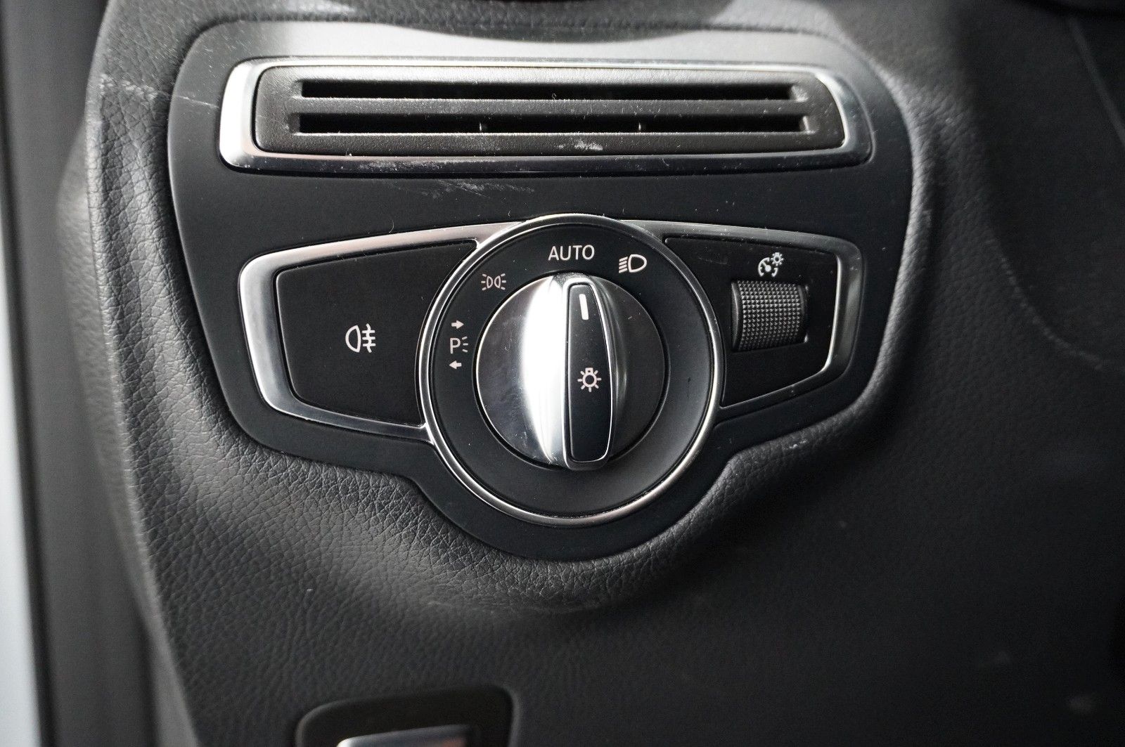 Fahrzeugabbildung Mercedes-Benz GLC 220D EXCLUSIVE 4MATIC NAVI/LED/KAMERA/SH/AHK