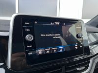 VW T-Roc 1.5 TSI DSG R-Line SHZ NAV AHK KAM 5JGAR bei Autohaus Landmann & Maier OHG
