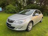 Opel Astra J 1.6 Benzin - Opel Astra aus 2010: 1.6