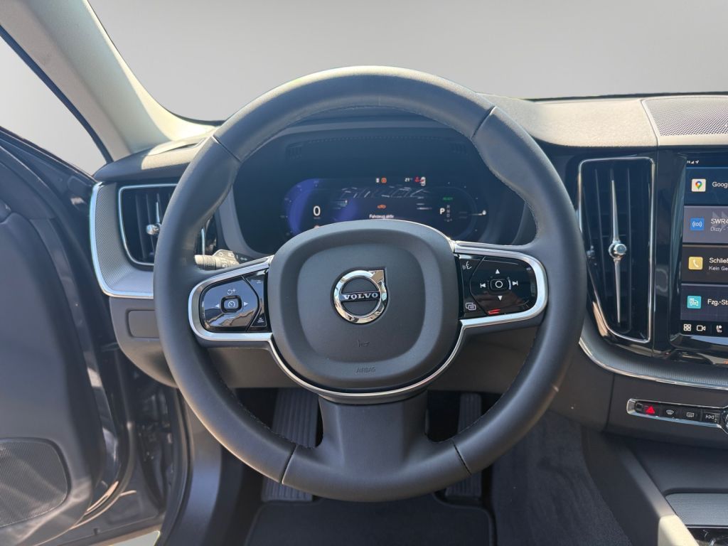 VOLVO XC60 T6 AWD Plug-in Hybrid Plus Dark 360° VOLVO XC60 T6 AWD Plug-in Hybrid Plus Dark 360°