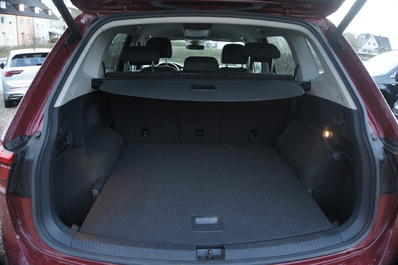 Fahrzeugabbildung Volkswagen Tiguan Allspace IQ.DRIVE Alu, GJ Reifen, Xenon