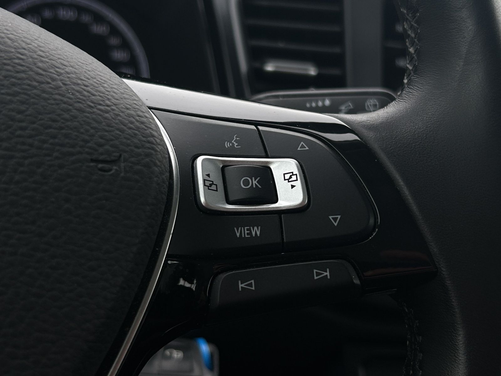 Fahrzeugabbildung Volkswagen T-Roc TSI ACC PDC SH LM