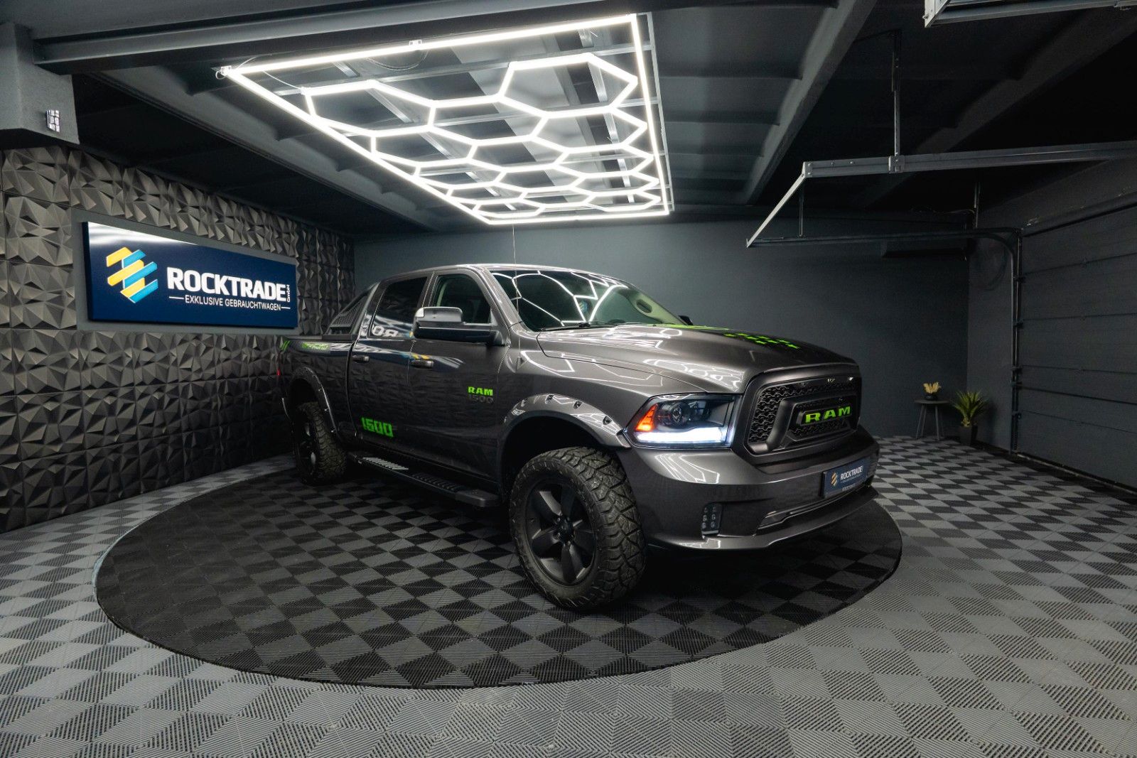 Fahrzeugabbildung Dodge RAM 5.7 V8 HEMI 4x4 OFFROAD Night-Paket LONGBED