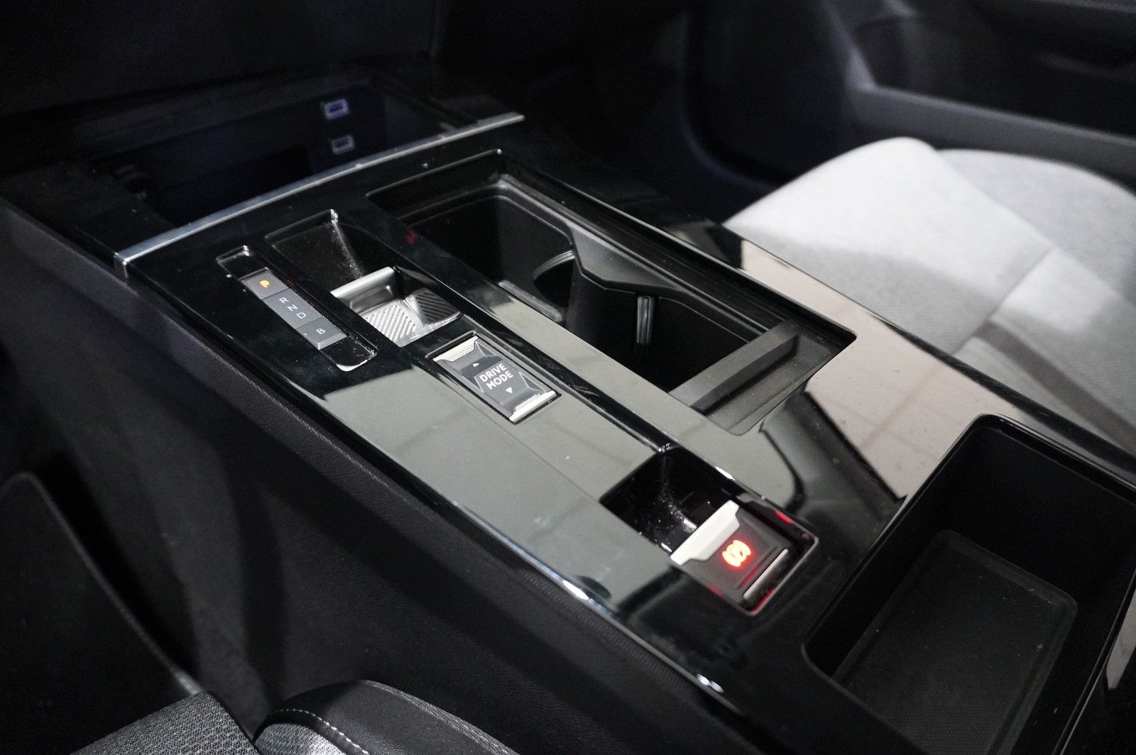 Fahrzeugabbildung Opel Astra L Lim. 1.6 HYBRID ELEGANCE NAVI/LED/SH/AHK