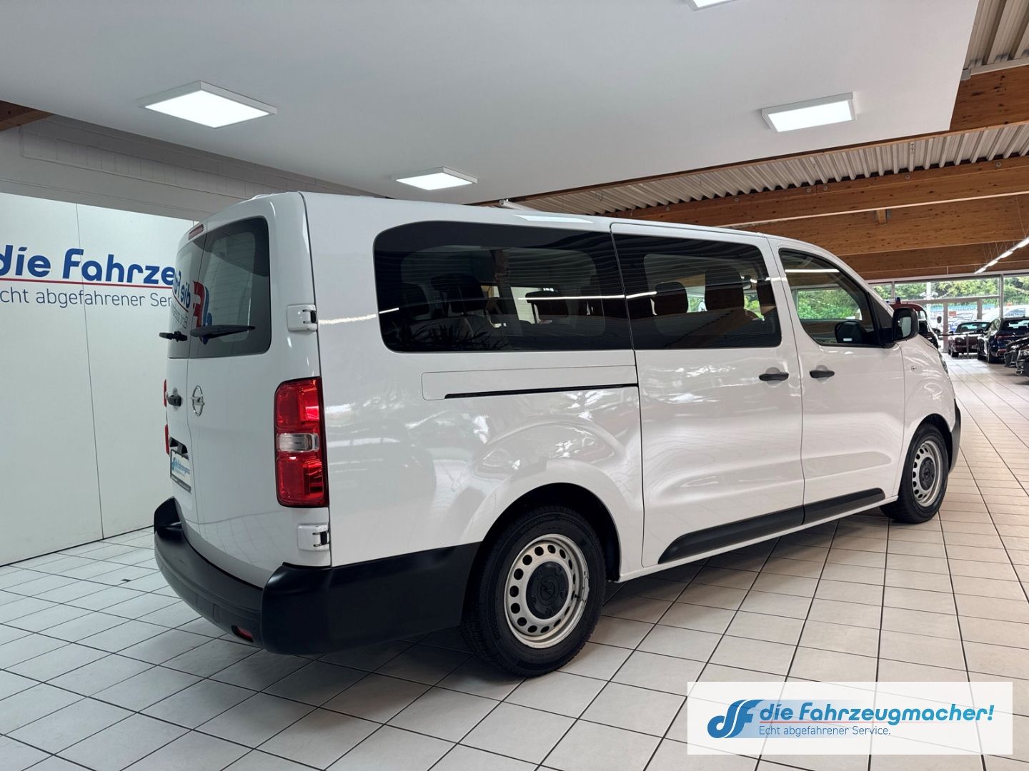 Fahrzeugabbildung Opel Vivaro Kombi L 1.5 D EU6d Apple CarPlay Android