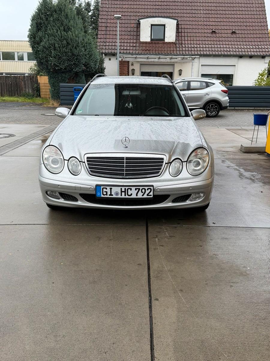Mercedes-Benz E220 2004 — вигляд ззаду
